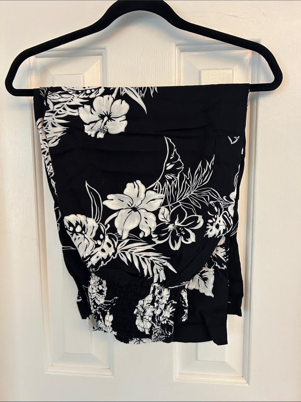 Island Planet Miami Beach Black and White Floral Capris